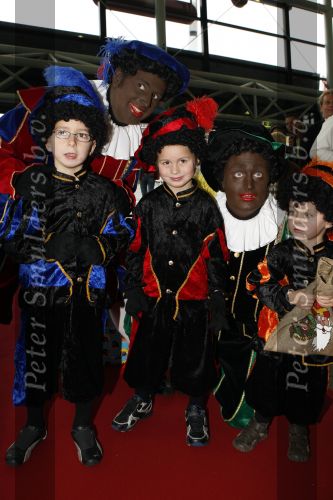 Rotterdam 25 november 2007
Mariska Bauer met zoons Frans Christian  Jan en schoonmoeder bij het feest van sinterklaas in ahoy.