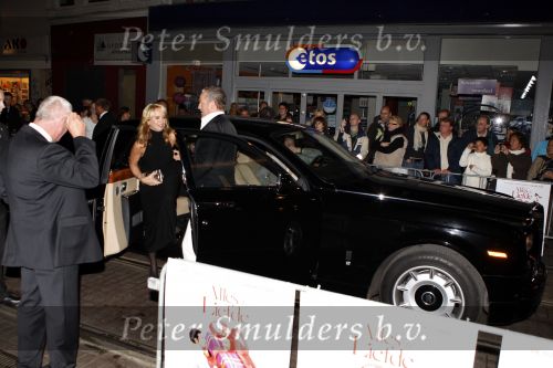 Amsterdam 8 oktober 2007
Linda de Mol bij de premiere van Alles is liefde in Tuschinski. Linda kwam samen met Gordon. Christijan Albers rijdt hun in Rolls Royce.