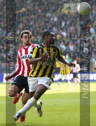 Arnhem, 20 April 2008 Kompetitiewedstrijd Vitesse-PSV, eindstand 0-1 Seizoen 2007/2008
PSV Landskampioen
Civard  Sprockel in duel met Danko Lazovic