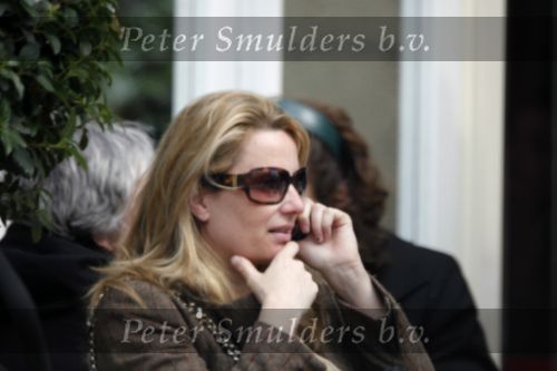 Amsterdam 16 april 2009
Claudia Schoemacher met gsm en dochter Livia op straat.
Peter Smulders bv