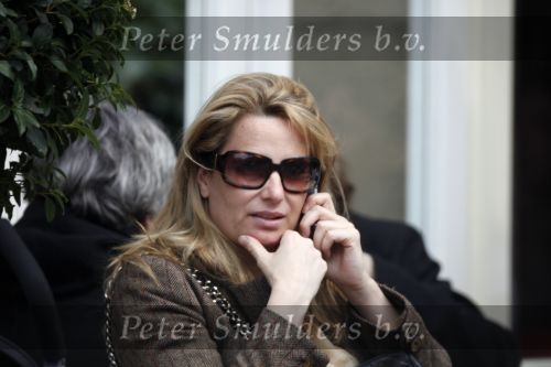 Amsterdam 16 april 2009
Claudia Schoemacher met gsm en dochter Livia op straat.
Peter Smulders bv