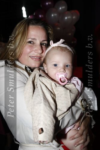 Amsterdam 12 juni 2008
Claudia v Zweden Schoemacher met haar dochtertje bij premiere Jackie Junior.