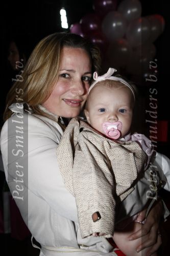 Amsterdam 12 juni 2008
Claudia v Zweden Schoemacher met haar dochtertje bij premiere Jackie Junior.