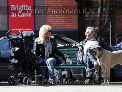 Amsterdam 1 april 2009
Connie en hans Breukhoven met kleindochter en hond op een bankje op de cornelis schuytstraat.
Peter Smulders bv