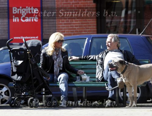 Amsterdam 1 april 2009
Connie en hans Breukhoven met kleindochter en hond op een bankje op de cornelis schuytstraat.
Peter Smulders bv