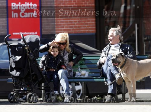 Amsterdam 1 april 2009
Connie en hans Breukhoven met kleindochter en hond op een bankje op de cornelis schuytstraat.
Peter Smulders bv