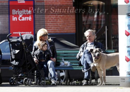 Amsterdam 1 april 2009
Connie en hans Breukhoven met kleindochter en hond op een bankje op de cornelis schuytstraat.
Peter Smulders bv