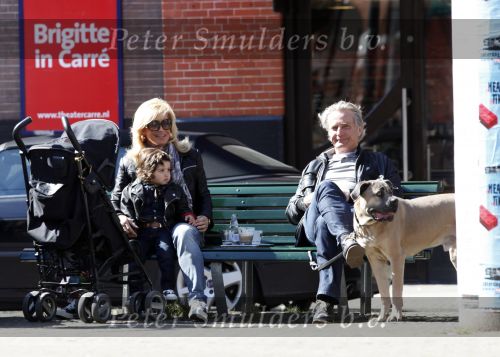 Amsterdam 1 april 2009
Connie en hans Breukhoven met kleindochter en hond op een bankje op de cornelis schuytstraat.
Peter Smulders bv