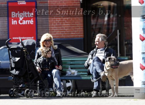 Amsterdam 1 april 2009
Connie en hans Breukhoven met kleindochter en hond op een bankje op de cornelis schuytstraat.
Peter Smulders bv