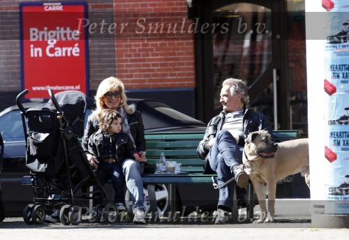 Amsterdam 1 april 2009
Connie en hans Breukhoven met kleindochter en hond op een bankje op de cornelis schuytstraat.
Peter Smulders bv