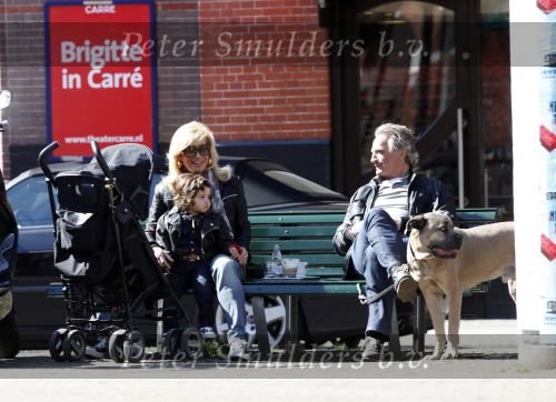 Amsterdam 1 april 2009
Connie en hans Breukhoven met kleindochter en hond op een bankje op de cornelis schuytstraat.
Peter Smulders bv