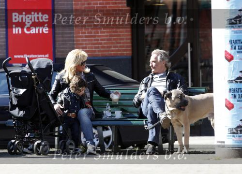 Amsterdam 1 april 2009
Connie en hans Breukhoven met kleindochter en hond op een bankje op de cornelis schuytstraat.
Peter Smulders bv