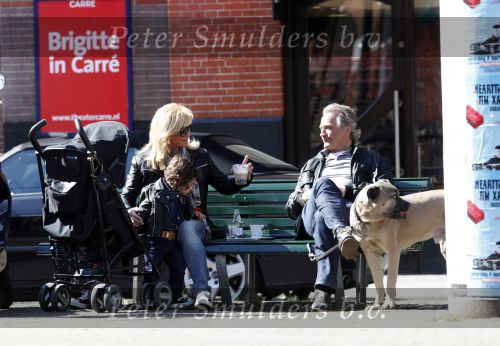 Amsterdam 1 april 2009
Connie en hans Breukhoven met kleindochter en hond op een bankje op de cornelis schuytstraat.
Peter Smulders bv