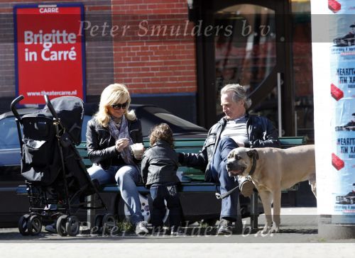 Amsterdam 1 april 2009
Connie en hans Breukhoven met kleindochter en hond op een bankje op de cornelis schuytstraat.
Peter Smulders bv