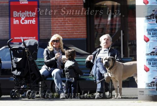 Amsterdam 1 april 2009
Connie en hans Breukhoven met kleindochter en hond op een bankje op de cornelis schuytstraat.
Peter Smulders bv