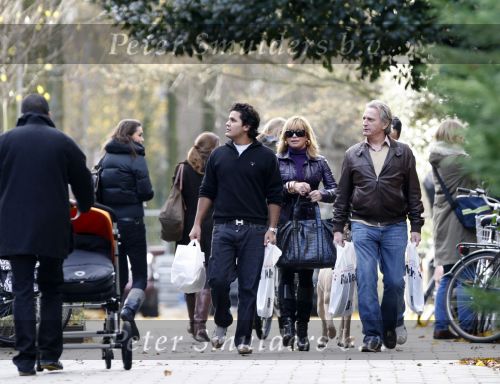Amstedam 1 december 2007
Connie Breukhoven met Hans zoon Marvin PA edwin en hond aan het wandelen in het vondelpark.