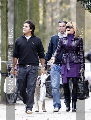 Amstedam 1 december 2007
Connie Breukhoven met Hans zoon Marvin PA edwin en hond aan het wandelen in het vondelpark.