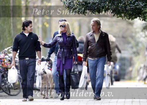 Amstedam 1 december 2007
Connie Breukhoven met Hans zoon Marvin PA edwin en hond aan het wandelen in het vondelpark.