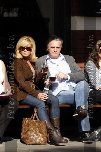 Amsterdam 6 oktober 2007
Connie Breukhoven en Hans Breukhoven in het zonnetje op terras.
