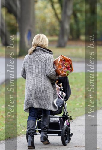 Amsterdam 8 november 2007
Connie Breukhoven met kleindochter op de cornelis schuytstraat en in het Vondelpark.