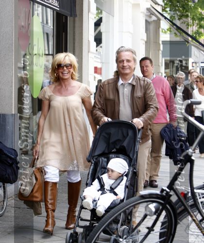 Amsterdam 14 juni 2008
Hans Breukhoven en Connie Breukhoven aan het wandelen op de pc hooftstraat met hun kleindochter. ( Dochter van Constanza ).