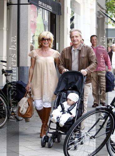 Amsterdam 14 juni 2008
Hans Breukhoven en Connie Breukhoven aan het wandelen op de pc hooftstraat met hun kleindochter. ( Dochter van Constanza ).