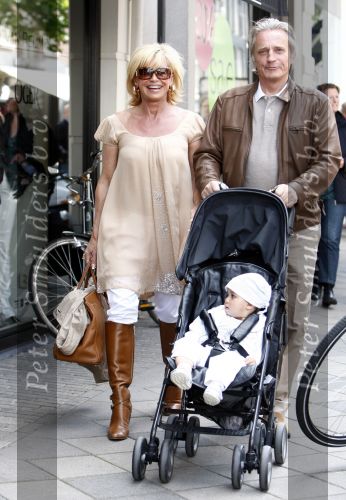Amsterdam 14 juni 2008
Hans Breukhoven en Connie Breukhoven aan het wandelen op de pc hooftstraat met hun kleindochter. ( Dochter van Constanza ).