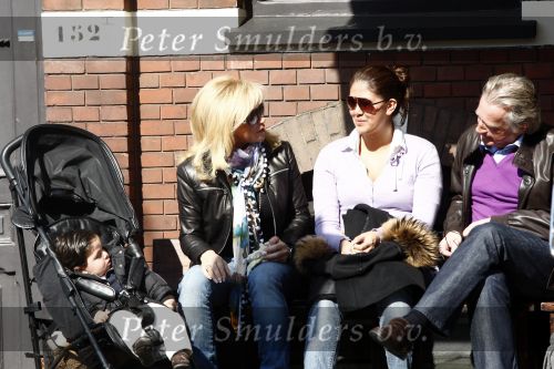 Amsterdam 21 maart 2009
Connie Hans en Shanna Breukhoven met kleinkind op terras.
Peter Smulders bv