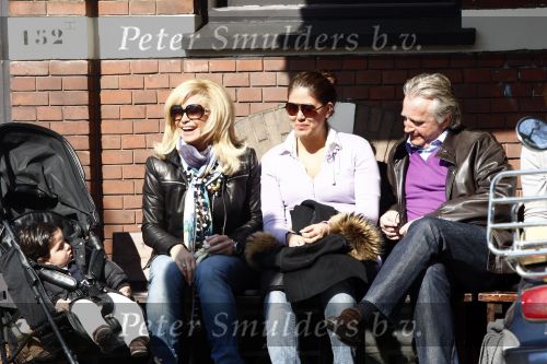 Amsterdam 21 maart 2009
Connie Hans en Shanna Breukhoven met kleinkind op terras.
Peter Smulders bv