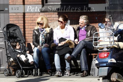 Amsterdam 21 maart 2009
Connie Hans en Shanna Breukhoven met kleinkind op terras.
Peter Smulders bv