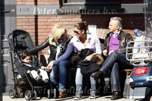 Amsterdam 21 maart 2009
Connie Hans en Shanna Breukhoven met kleinkind op terras.
Peter Smulders bv