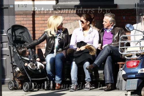 Amsterdam 21 maart 2009
Connie Hans en Shanna Breukhoven met kleinkind op terras.
Peter Smulders bv