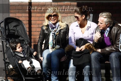 Amsterdam 21 maart 2009
Connie Hans en Shanna Breukhoven met kleinkind op terras.
Peter Smulders bv