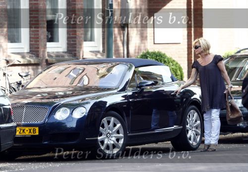 Amsterdam 24 mei 2008
Connie Breukhoven met Bentley Cabrio met topsnelheid van 315 km per uur.