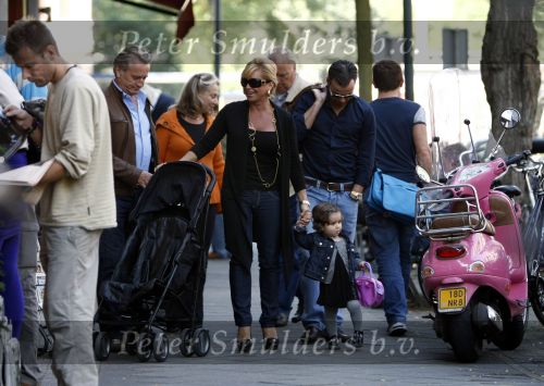 Amsterdam 27 september 2008
Connie breukhoven aan het wandelen met haar kleindochter en Hans Breukhoven en PA Edwin v d Gun.