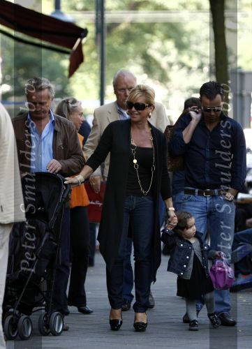 Amsterdam 27 september 2008
Connie breukhoven aan het wandelen met haar kleindochter en Hans Breukhoven en PA Edwin v d Gun.