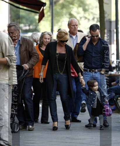 Amsterdam 27 september 2008
Connie breukhoven aan het wandelen met haar kleindochter en Hans Breukhoven en PA Edwin v d Gun.