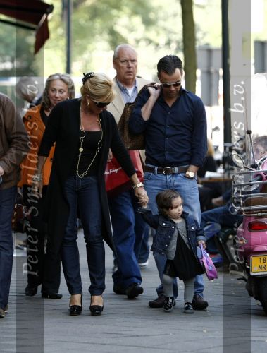 Amsterdam 27 september 2008
Connie breukhoven aan het wandelen met haar kleindochter en Hans Breukhoven en PA Edwin v d Gun.