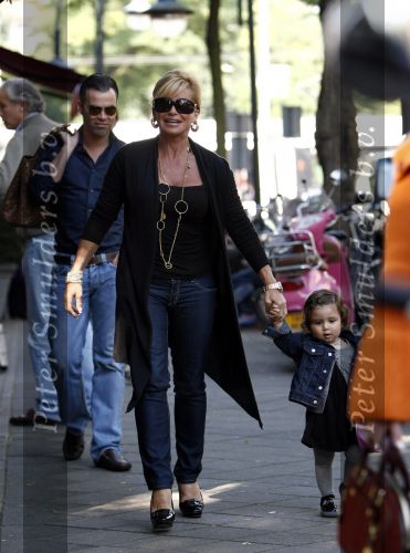 Amsterdam 27 september 2008
Connie breukhoven aan het wandelen met haar kleindochter en Hans Breukhoven en PA Edwin v d Gun.