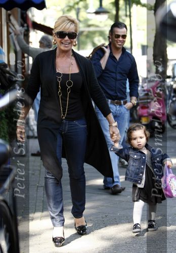 Amsterdam 27 september 2008
Connie breukhoven aan het wandelen met haar kleindochter en Hans Breukhoven en PA Edwin v d Gun.