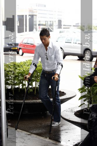 Amsterdam 8 juli 2008
Cristiano Ronaldo op krukken op vliegveld Schiphol nadat hij in Amsterdam geopereerd is aan zijn enkel.