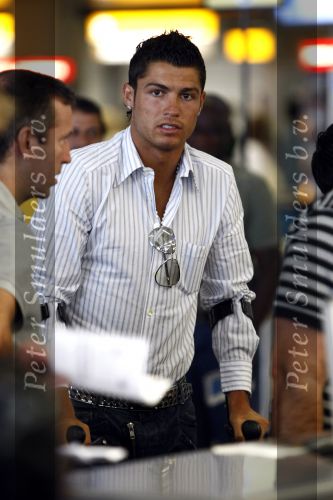 Amsterdam 8 juli 2008
Cristiano Ronaldo op krukken op vliegveld Schiphol nadat hij in Amsterdam geopereerd is aan zijn enkel.