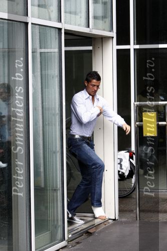 Amsterdam 8 juli 2008
Cristiano Ronaldo op krukken op vliegveld Schiphol nadat hij in Amsterdam geopereerd is aan zijn enkel.