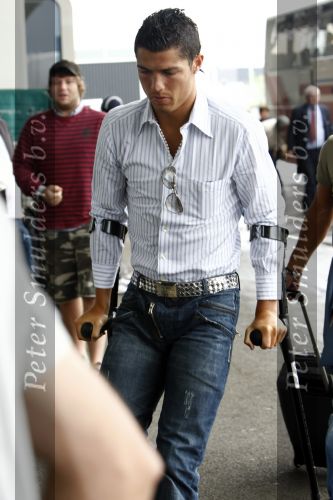 Amsterdam 8 juli 2008
Cristiano Ronaldo op krukken op vliegveld Schiphol nadat hij in Amsterdam geopereerd is aan zijn enkel.