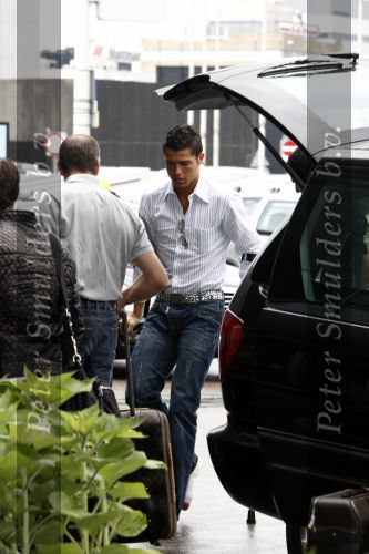 Amsterdam 8 juli 2008
Cristiano Ronaldo op krukken op vliegveld Schiphol nadat hij in Amsterdam geopereerd is aan zijn enkel.
