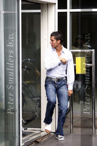 Amsterdam 8 juli 2008
Cristiano Ronaldo op krukken op vliegveld Schiphol nadat hij in Amsterdam geopereerd is aan zijn enkel.