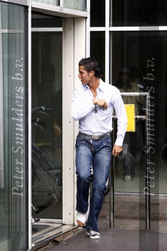 Amsterdam 8 juli 2008
Cristiano Ronaldo op krukken op vliegveld Schiphol nadat hij in Amsterdam geopereerd is aan zijn enkel.