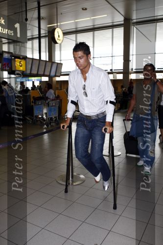 Amsterdam 8 juli 2008
Cristiano Ronaldo op krukken op vliegveld Schiphol nadat hij in Amsterdam geopereerd is aan zijn enkel.