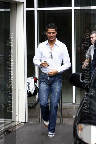 Amsterdam 8 juli 2008
Cristiano Ronaldo op krukken op vliegveld Schiphol nadat hij in Amsterdam geopereerd is aan zijn enkel.