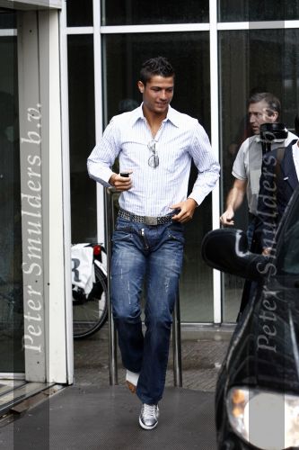 Amsterdam 8 juli 2008
Cristiano Ronaldo op krukken op vliegveld Schiphol nadat hij in Amsterdam geopereerd is aan zijn enkel.